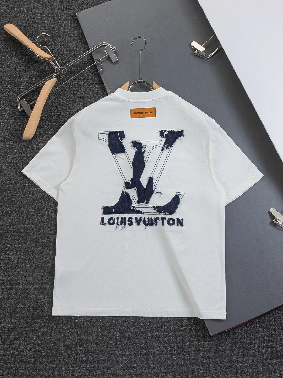 🅿️210 Louis Vuitton 1V LV lv slightly wide version S-XL LV 26ss new products are available at counters simultaneously. Multiple craftsmanship. Front and rear denim patch letters🪡 embroidery. Round neck short-sleeved T-shirt, same style for men and women! Consigned to one-to-one creation. Synchronized with the official website, pure cotton fabrics at the counter! It is close to the skin and comfortable, durable and easy to wear. It has a classic and simple logo design and meticulous original craftsmanship. Short-sleeves, a must-have item for men, do not appear to be the same for the general public, but must be unique and eye-catching. This LV short-sleeve is all about quality, comfort, the same shape and fashion as always, including fabrics and cutting techniques. All of them have been made with great effort! 320 grams of washed pure cotton fabric, pure cotton is breathable, very refreshing and comfortable for daily wear. The rib knitting on the neckline is smooth and tight, and the neckline will not be skewed if you toss it at will. The loose version, you will find that it looks really good on the upper body. The overall is minimalist and neat, super versatile for daily use! Pair it casually with a pair of pants for a youthful look. A T-shirt will make your outfit crazy. It is a fashionable item that can never go wrong! Color: Black White Size: S-XL Size chart: S: Shoulder width 50-Bust 56-Length 70 M: Shoulder width 52-Bust 57-Length 72 L: Shoulder width 54-Bust 59-Length 74 XL: Shoulder width 56-Bust 62-Length 76